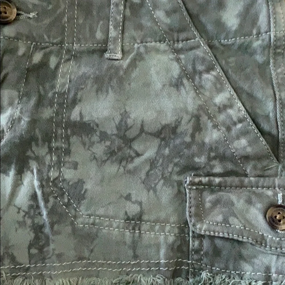 Hollister olive tie dye shorts - Picture 2 of 5